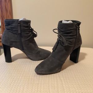 WHITE HOUSE BLACK MARKET GRAY TIE DETAIL BOOTIES 9